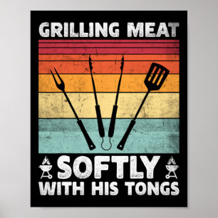 Fleisch mit seiner Zange sanft grillen Lustiges Gr Poster