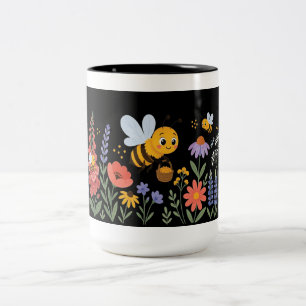 Fleißige kleine Biene in einem blühenden Garten Zweifarbige Tasse
