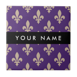 Fleur de Lis, Beige auf Lila, Königlich, Ihr Name Fliese
