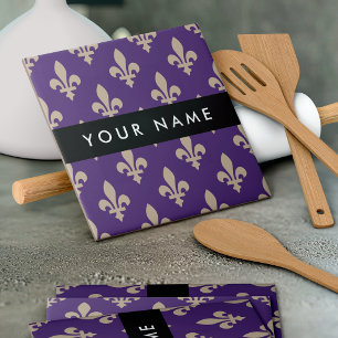 Fleur de Lis, Beige auf Lila, Königlich, Ihr Name Fliese