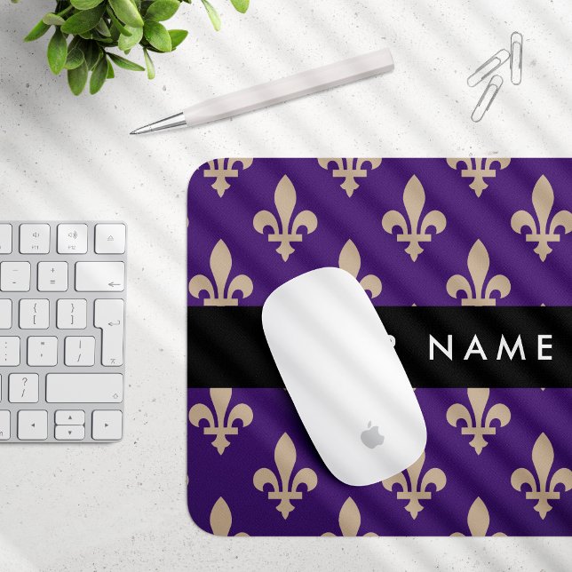 Fleur de Lis, Beige auf Lila, Königlich, Ihr Name Mousepad (Von Creator hochgeladen)