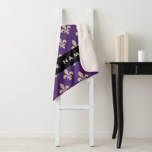Fleur de Lis, Beige auf Lila, Königlich, Ihr Name Sherpadecke