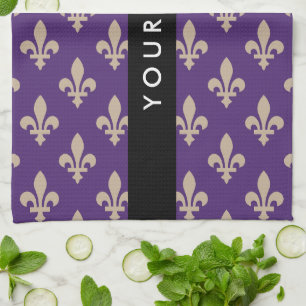 Fleur de Lis, Beige auf Lila, Royal, Ihr Name Geschirrtuch