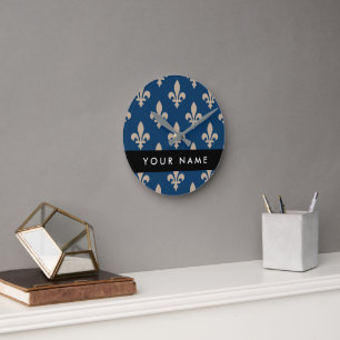 Fleur de Lis, Beige auf Navyblau, Royal, Ihr Name Runde Wanduhr