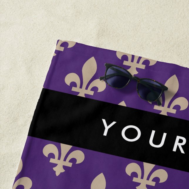Fleur de Lis, Beige on Purple, Royal, Your Name Strandtuch (Beispiel)