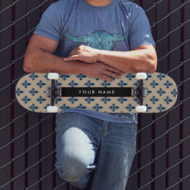 Fleur de Lis, Marineblau auf Beige, Royal, Ihr Nam Skateboard