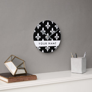 Fleur de Lis, Weiß auf Schwarz, Weiß, Ihr Name Runde Wanduhr