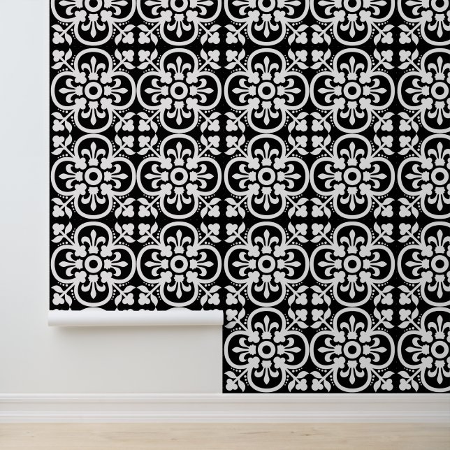 Fleur du Lys mit schwarzer und weißer Geometrie Tapete (Anwendung)
