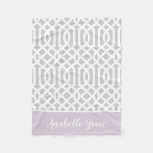 Flieder- und Grau-Gitter-Monogramm   Farben bearbe Fleecedecke