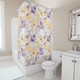Fliederfarbene Patchwork-Quiltdecke im rustikalen  Duschvorhang