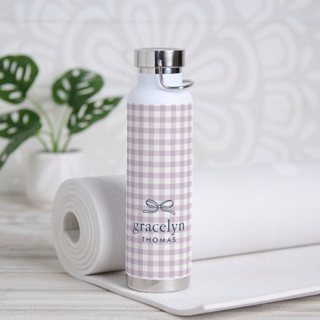 Fliederfarbenes Gingham-Schleifen-Monogramm Trinkflasche (Yoga (gedreht))