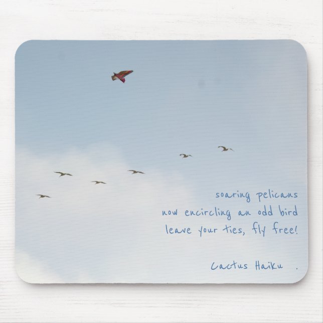 Fliegen-freier Drachen mit den Pelikanen Mousepad (Vorne)
