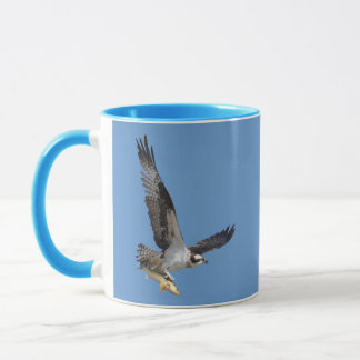 Fliegen von Osprey Jagd auf Fische Tasse