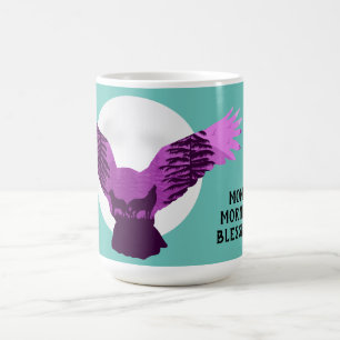 Fliegende Eule-Silhouette mit Wölfen im Wald Kaffeetasse