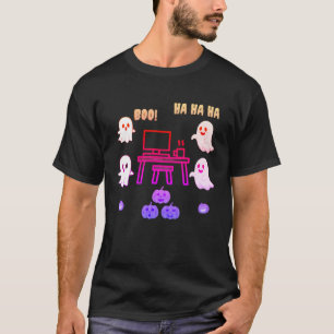 Fliegende Geister um einen Computer – Halloween-Te T-Shirt