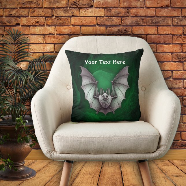 Fliegende Graue Fledermaus Gruselige Grüne Leuchte Kissen (Grey bat flying from spooky glowing green cave with trees on Halloween throw pillow.)