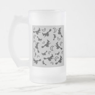 Fliegende Hexe zwischen Halbmond in der Halloween- Mattglas Bierglas