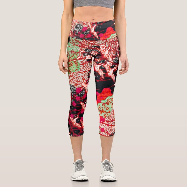 FLIEGENDE KRÄNE MIT FRÜHBLUMEN Rot Schwarz Capri Leggings (Vorderseite)