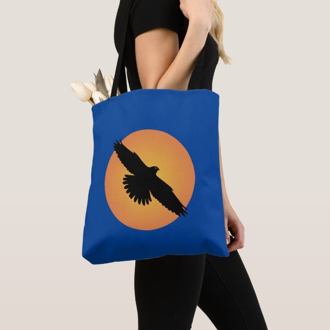Fliegender Adler vor der Sonne (Von Nahem)