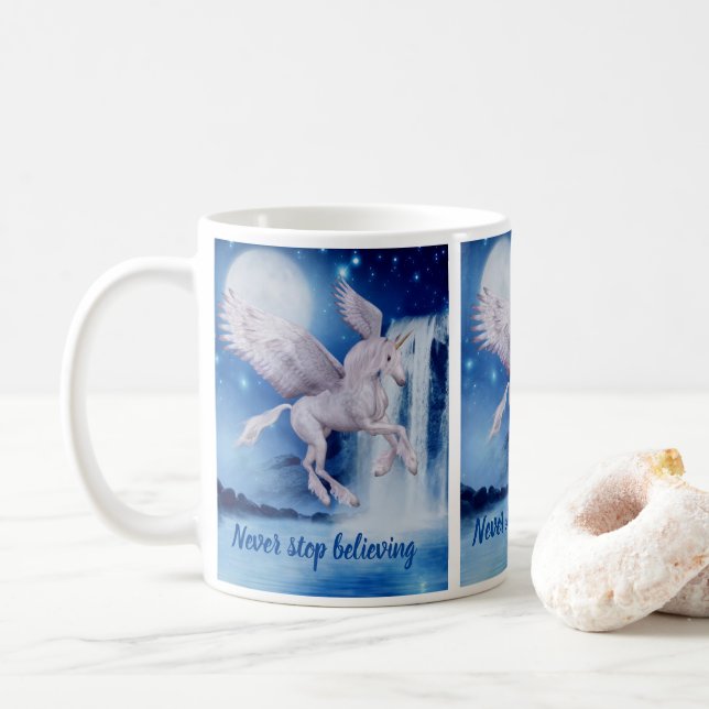 Fliegender Einhornwasserfall glaubt inspirierend Kaffeetasse (Mit Donut)