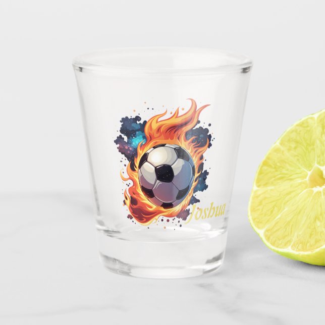 Fliegender Fußball mit Flammen. Schnapsglas (Vorderseite)