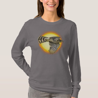 Fliegender Habicht-Feuer T-Shirt