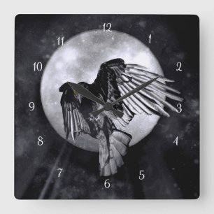 Fliegender Rabe oder Krähe und Mond gotisch Quadratische Wanduhr