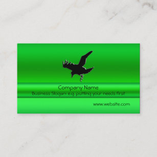 Fliegender schwarzer Rabe auf grünem Visitenkarte