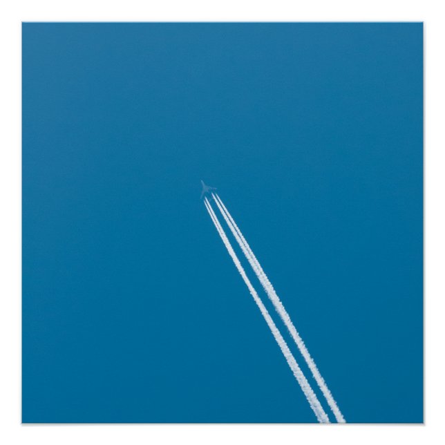Fliegendes Flugzeug vor blauem Himmelshintergrund Poster (Vorderseite)