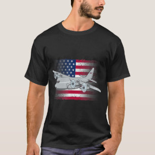 Fliegendes Militärflugzeug C-130 unter amerikanisc T-Shirt
