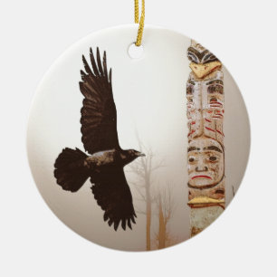 Fliegendes Raven & Totem Pole Fantasy Art Keramikornament
