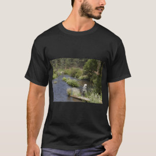 Fliegenfischerin am Metolius River, Oregon T-Shirt