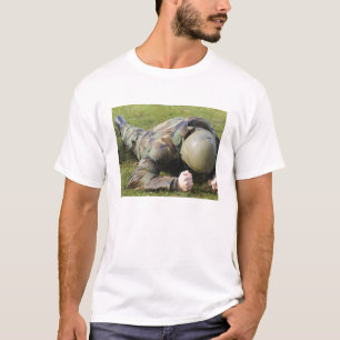Flieger kriecht durch ein nasses Feld T-Shirt