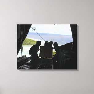 Flieger schieben eine Palette der gespendeten Leinwanddruck