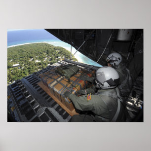 Flieger schieben eine Palette der gespendeten Poster