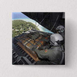 Flieger schieben eine Palette gespendeter Waren 2 Button