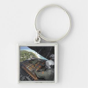 Flieger schieben eine Palette gespendeter Waren 2 Schlüsselanhänger