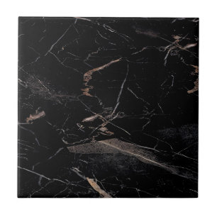 Fliesen aus schwarzem und goldenen Boden