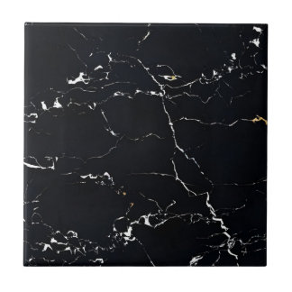 Fliesen aus schwarzem und goldenen Boden