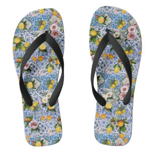 Fliesen im sizilianischen Stil mit Blume und Zitro Flip Flops