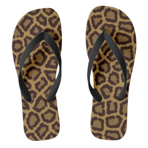 Fliesenhintergrund mit einem Leopardpelz Flip Flops