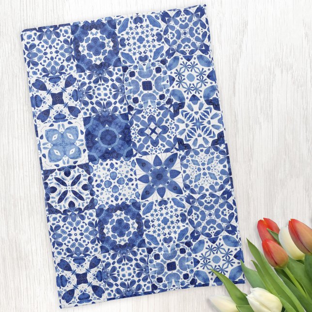 Fliesenmuster Blau Weiße Farbe Geschirrtuch (Blue and white watercolor 
Mediterranean tile pattern kitchen towel)