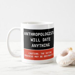 Flinke Anthropologen werden auf irgendetwas stoße Kaffeetasse