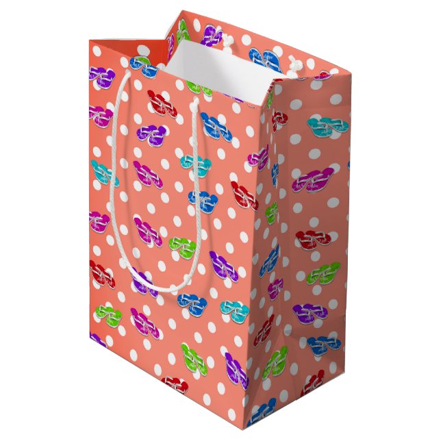 Flip-Flops auf Polka Dot Wrapping Paper Med Mittlere Geschenktüte (Rückseite Schrägansicht)