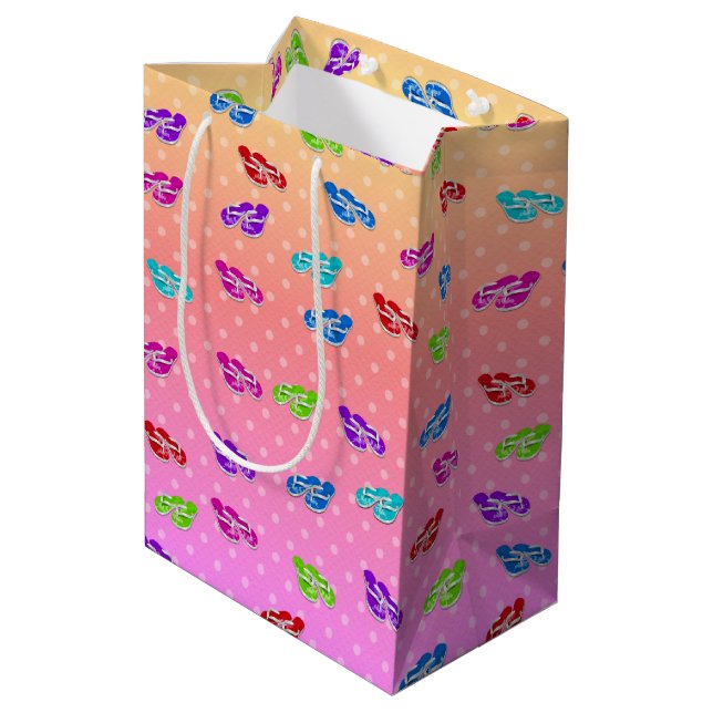 Flip-Flops auf Rainbow Polka Dot Wrapping Paper Mittlere Geschenktüte (Rückseite Schrägansicht)