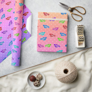 Flip-Flops auf Regenbogen-Polka-Punkten Geschenkpapier