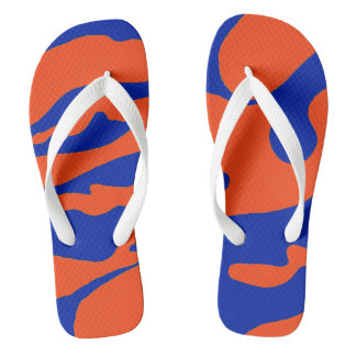 Flip Flops der blauen und orangen Camouflage