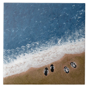 Flip Flops im Sand am Strand Fliese