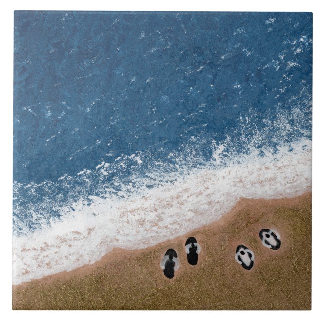 Flip Flops im Sand am Strand Fliese (Vorderseite)