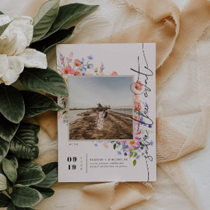 Flirtive Blumenwiese   Sommerhochzeitsfoto  Save The Date